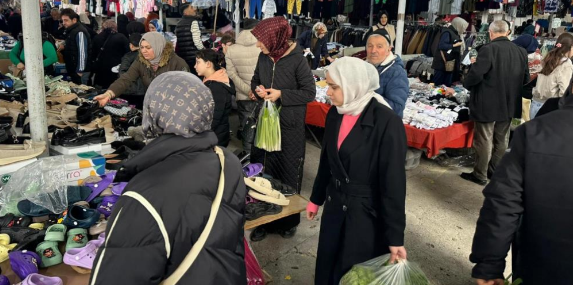 Çarşamba Pazarı Bayram Yoğunluğu Yaşıyor, Tezgâhlarda Hareketlilik Artıyor