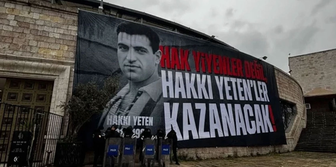 Beşiktaş'tan göndermeli pankart: Hakkı Yetenler kazanacak!