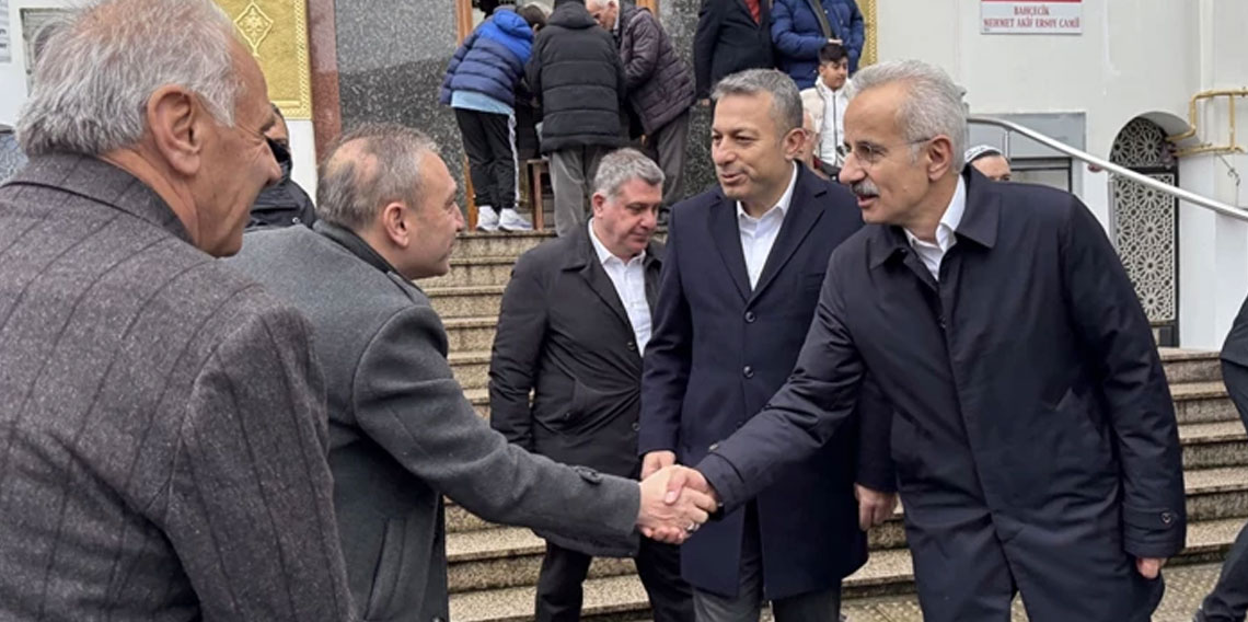 Bakan Uraloğlu, bayram namazını Trabzon'da kıldı