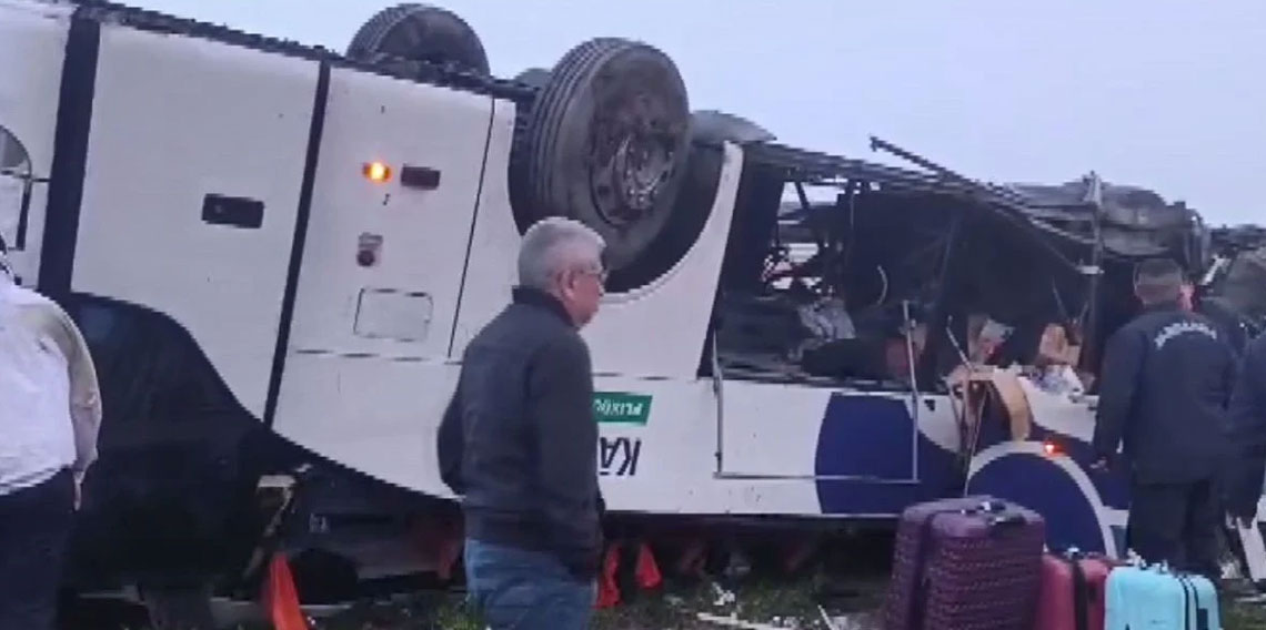 Adana'da yolcu otobüsü devrildi: Ölü ve yaralılar var