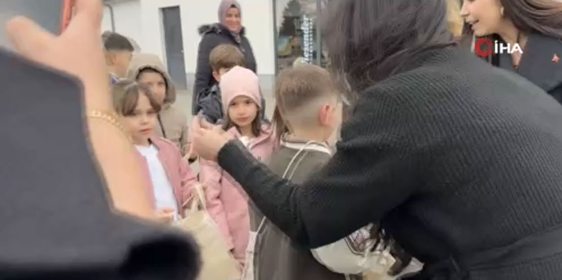 Almanya'da bayram coşkusu: Çocuklar kapı kapı gezip şeker topladı