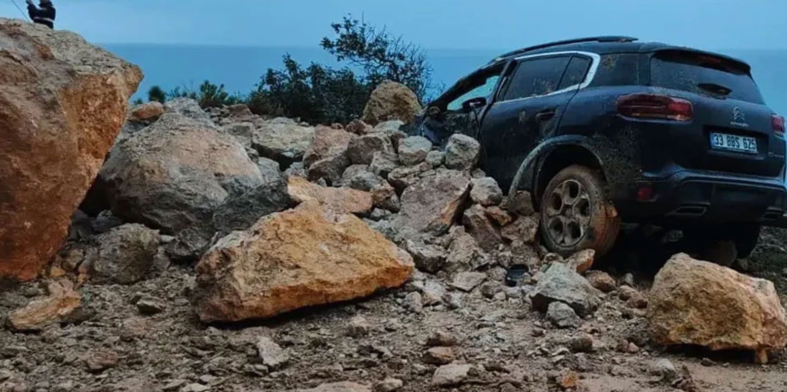 Mersin-Antalya karayolunda heyelan: Facia ucuz atlatıldı