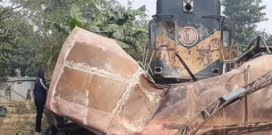 Bangladeş'te otobüs ile trenin çarpıştığı kazada 12 kişi hayatını kaybetti