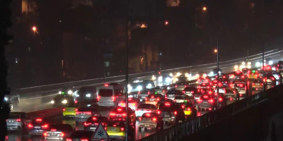 Ramazan Bayramı’nın ikinci gününde gece saatlerinde köprü trafiği devam ediyor