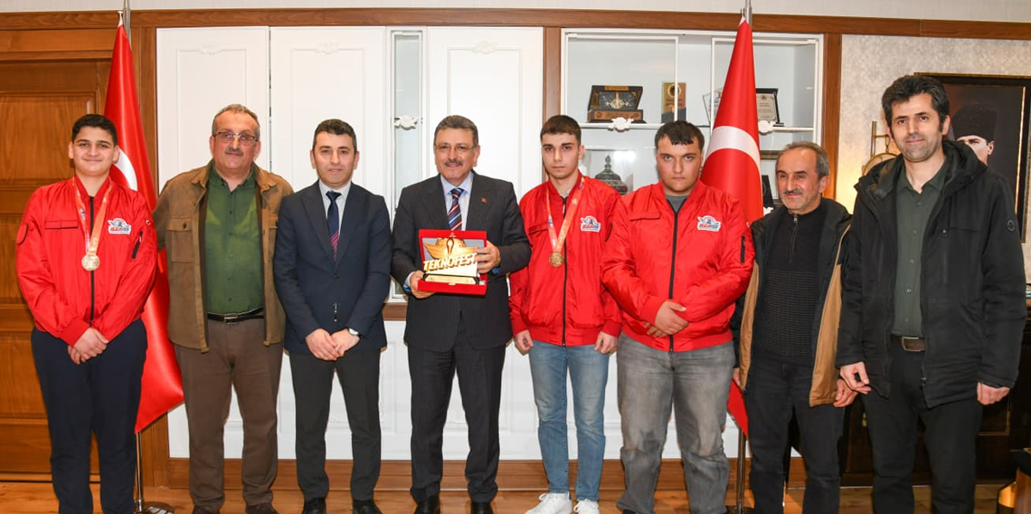 Başkan Genç Teknofest birincilerini ağırladı