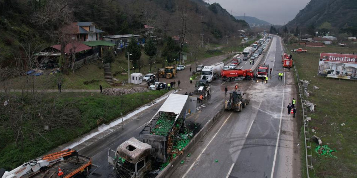 İki tır çarpıştı, D-650 savaş alanına döndü