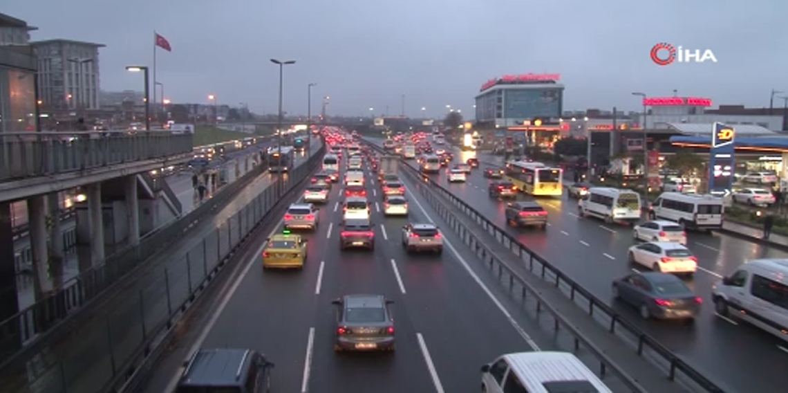 İstanbul’da bayram sonrası haftanın ilk günü sabah saatlerinde trafik yoğunluğu oluştu