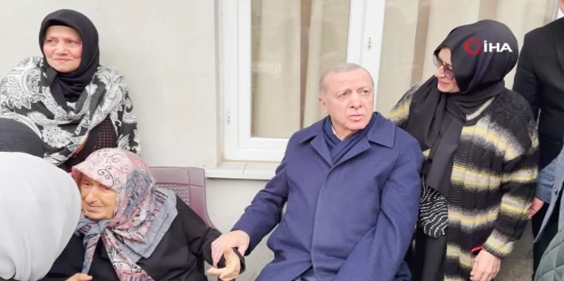 Cumhurbaşkanı Erdoğan, Rize’de komşularıyla bayramlaştı