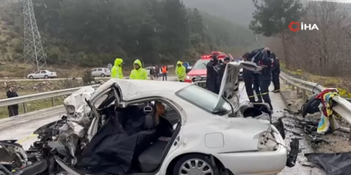 Isparta-Antalya kara yolunda feci kaza: 2 ölü, 4 yaralı