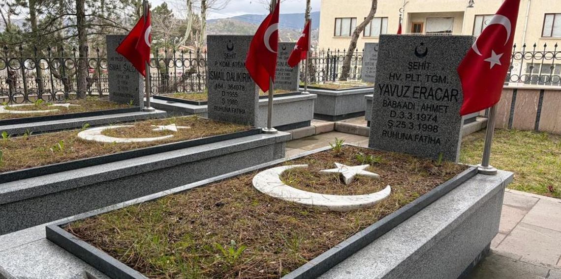 Şehit Hava Pilot Teğmen Yavuz Eracar kabri başında anıldı