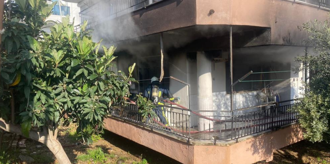 Antalya Serik’te Yanan evden 4 yaşındaki yeğenini çıkarmak isterken yaralandı