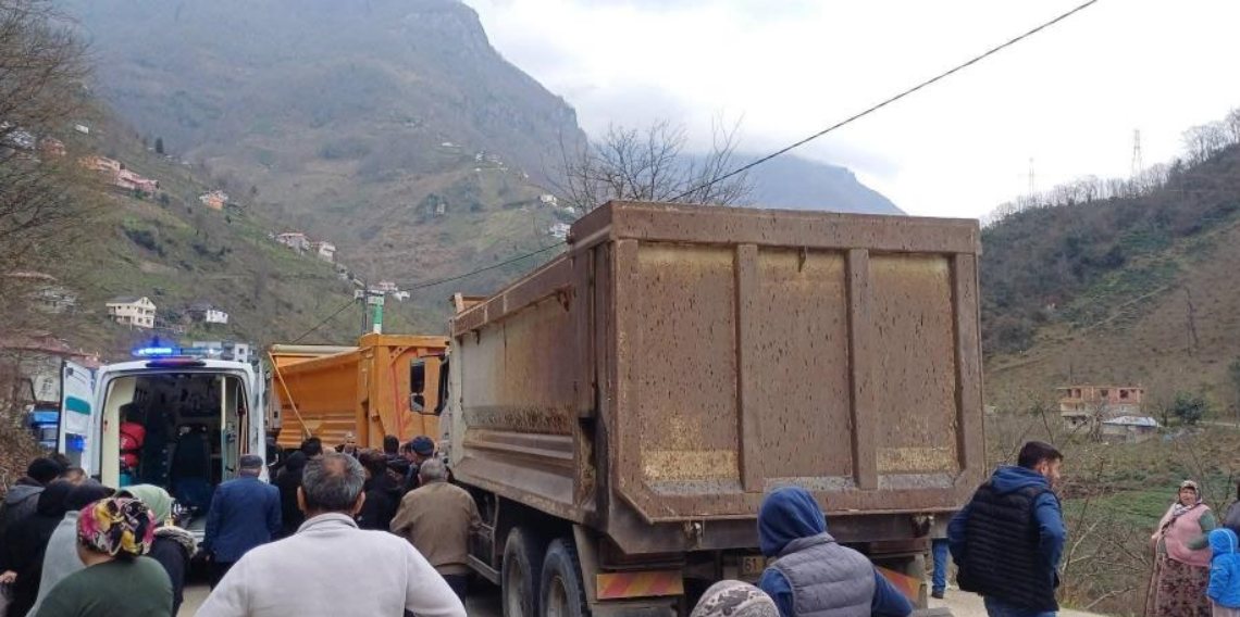 Giresun’da Cenaze Konvoyuna Kamyon Çarptı. Ağır Yaralanan Kadın Hayatını Kaybetti