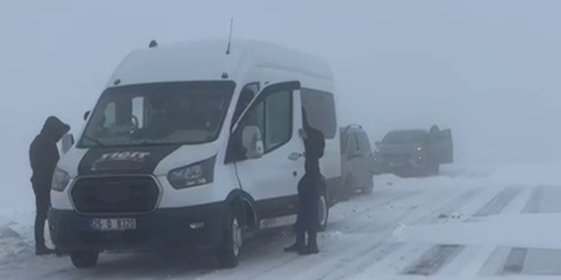 Palandöken Geçidi’nde Tipi Kabusu, Onlarca Araç Saatlerce Mahsur Kaldı