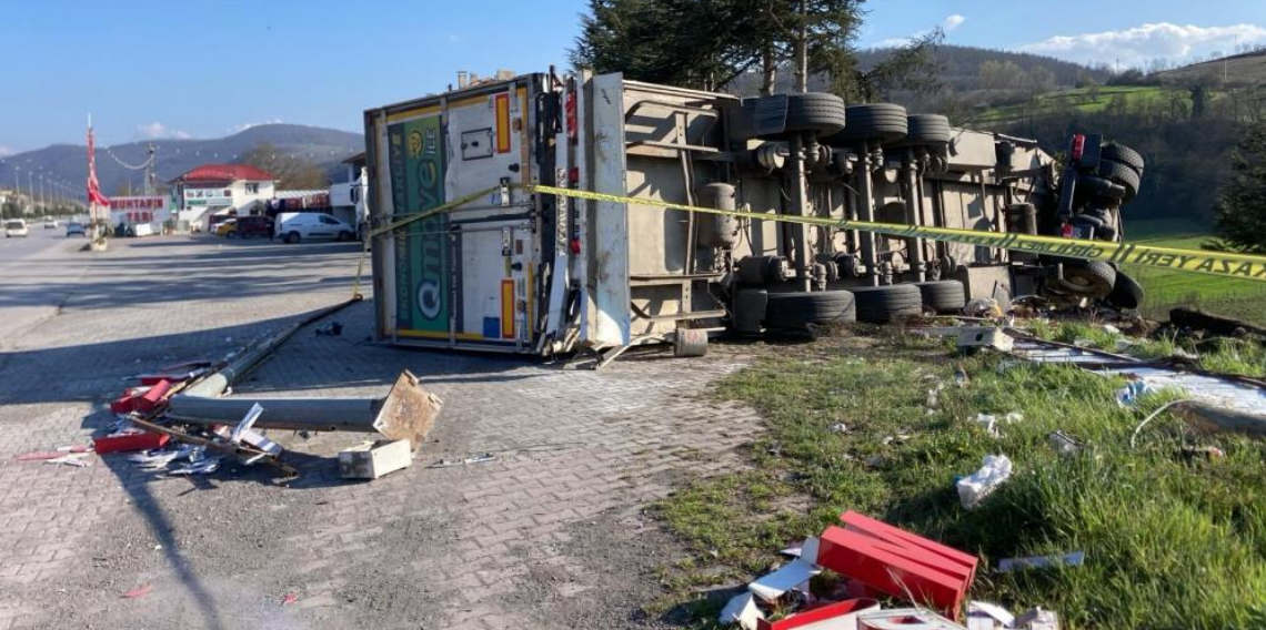 Samsun’da Çay Yüklü Tır Devrildi, Sürücü Yaralandı