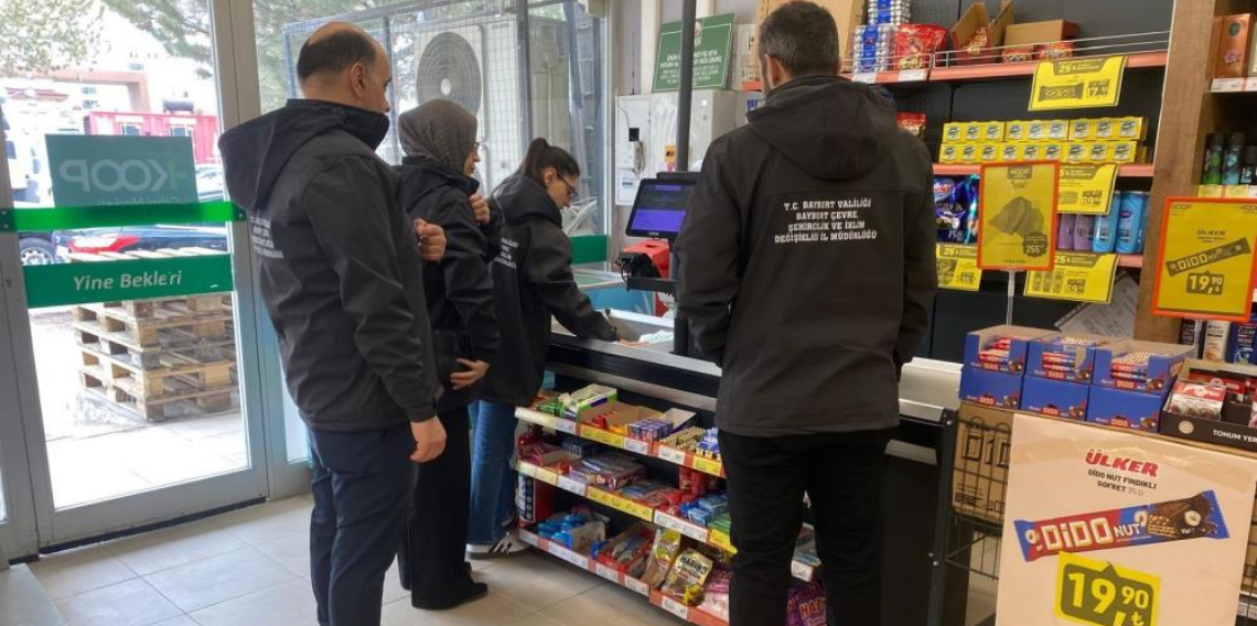 Bayburt’taki marketlerde sıfır atık ve poşet denetimi yapıldı