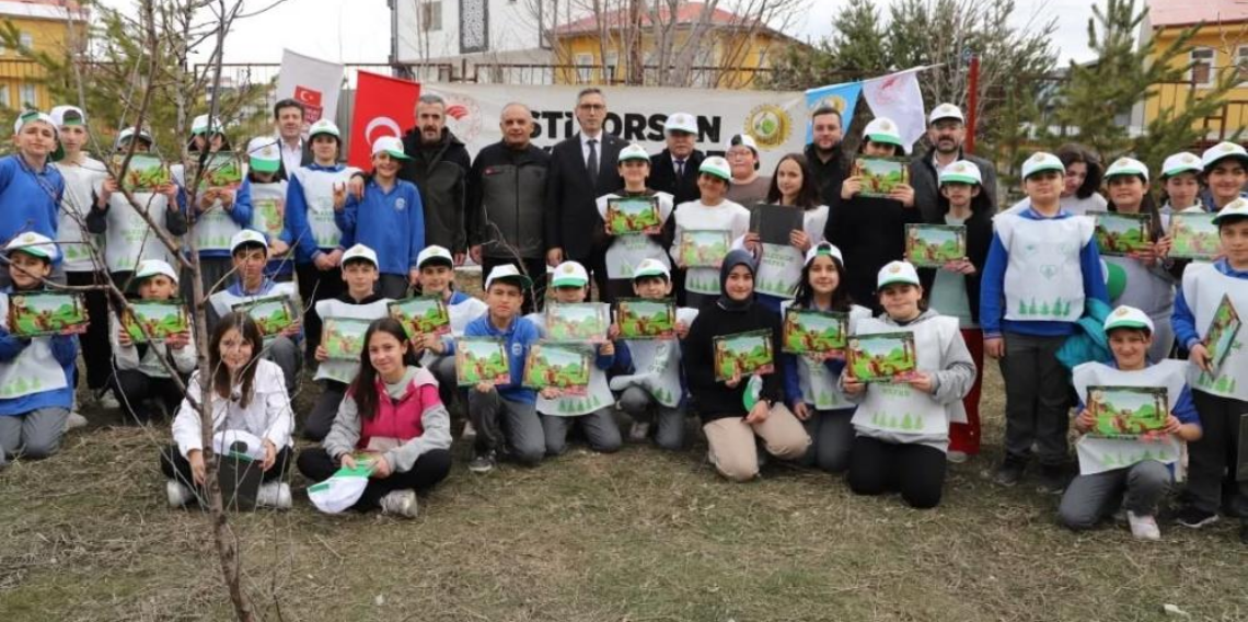 Bayburt'ta öğrenciler Orman Haftası kapsamında fidan dikti