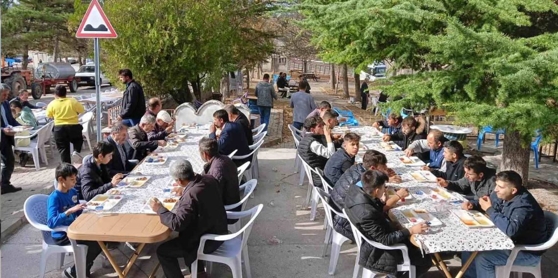 Hisarcık'ta depremde hayatını kaybedenler için mevlit ve hayır yemeği