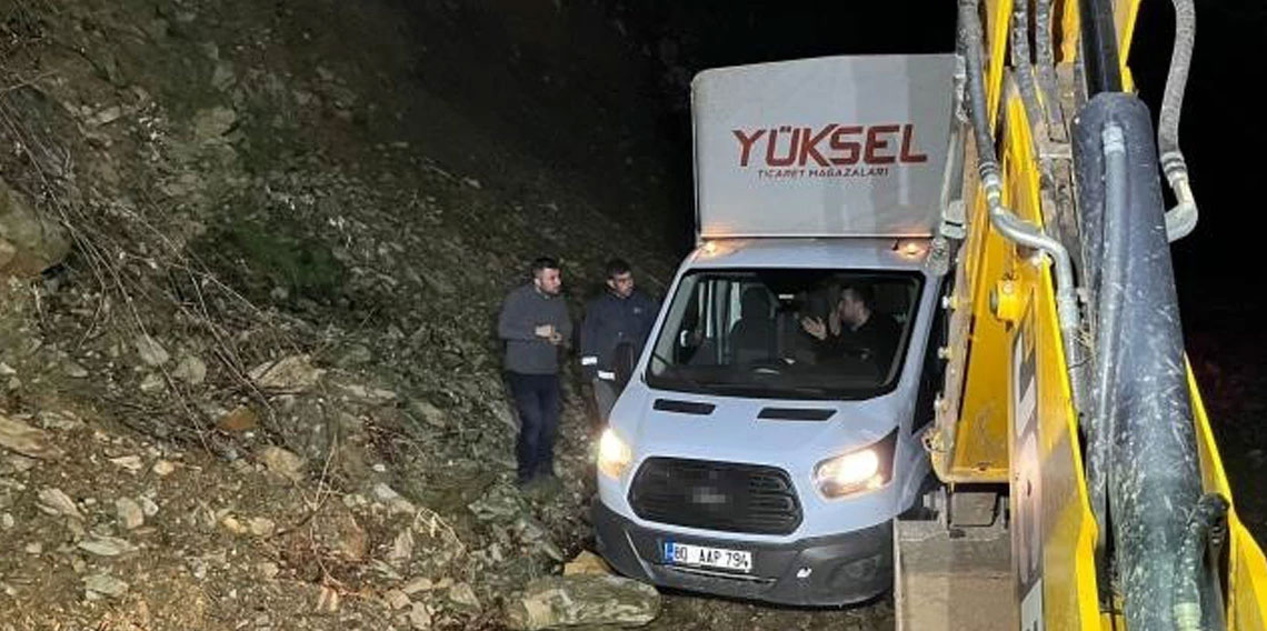Navigasyonun kurbanı oldular: Dağ yolunda mahsur kaldılar