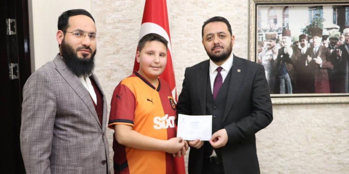 Bayram harçlıklarını Filistin'e bağışladı