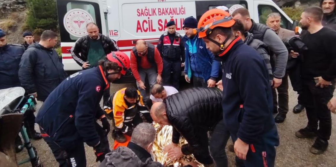 Artvin Borçka’da Uçuruma Yuvarlanan Araçta Sürücü Yaralı Kurtarıldı