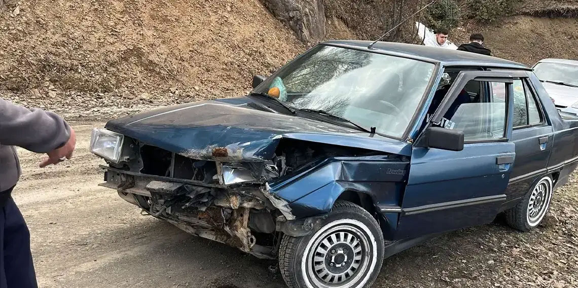 Trabzon’da fren patladı: Araç duvara çarptı