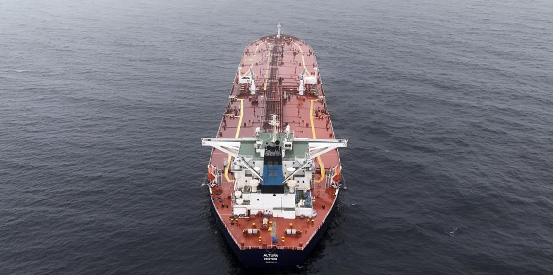 İstanbul Boğazı'na yaklaşırken vurulan tanker havadan görüntülendi