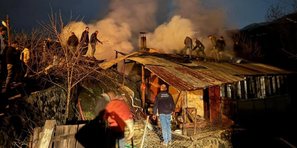 Artvin’de Ardanuç Yangını, Bir Ev ve Odunluk Kullanılamaz Hale Geldi