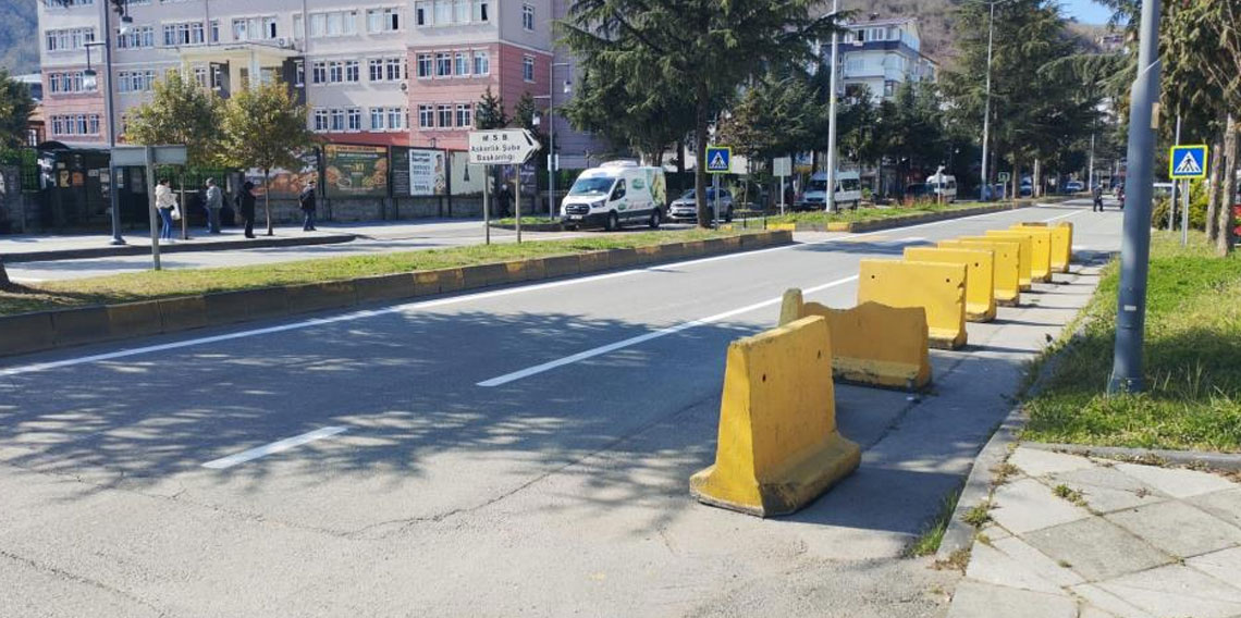15 Temmuz akşamından kalma beton bloklar kaldırılmayı bekliyor