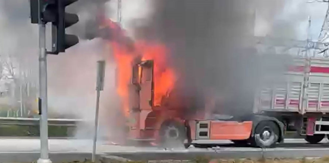 Samsun'da seyir halindeki tırın kupası alevlere teslim oldu