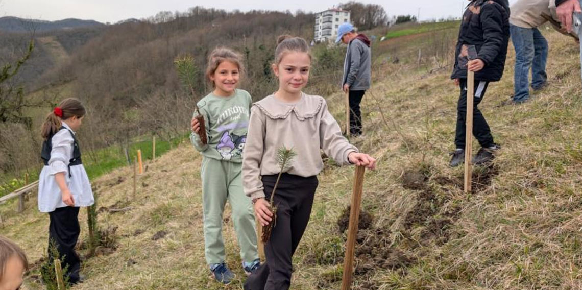 Köylerine hatıra ormanı kazandırdılar!