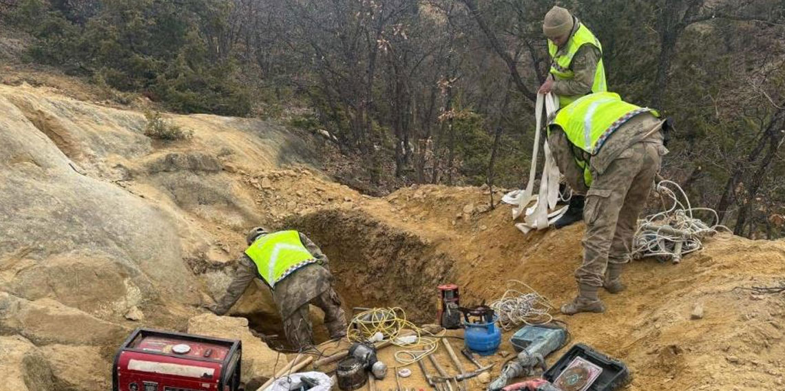 Gümüşhane'de kaçak kazı yapan 3 kişi suçüstü yakalandı!