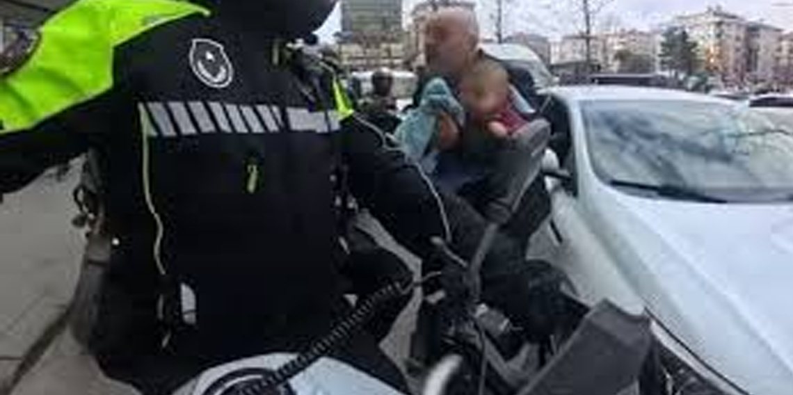 3 aylık bebeğin hayatını kurtaran zabıta ödüllendirildi