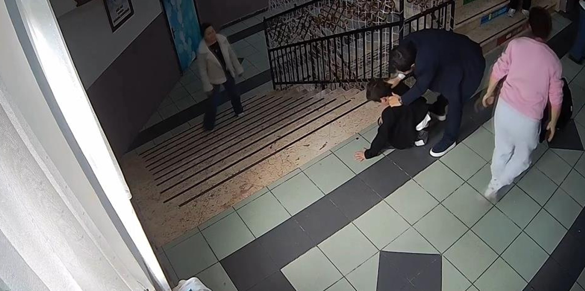 Okul müdüründen hayat kurtaran Heimlich manevrası
