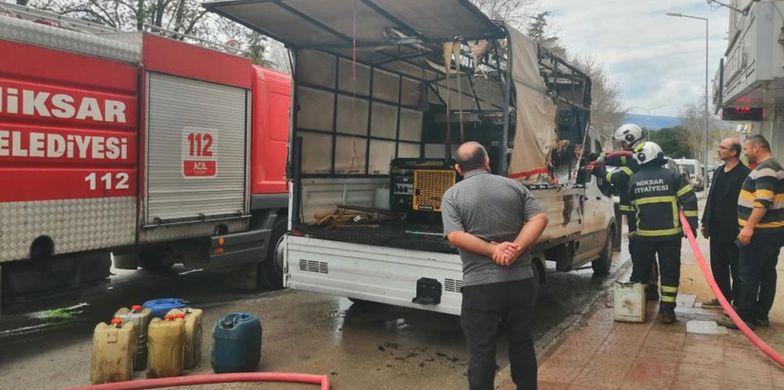 Tokat’ta jeneratörden çıkan kıvılcım aracı yaktı