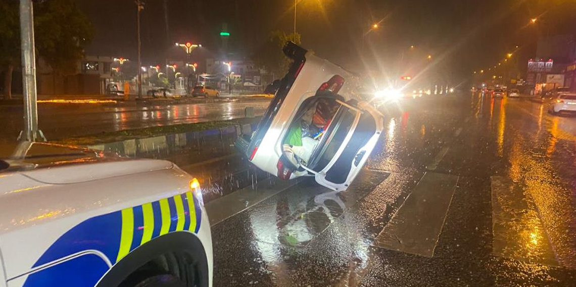Refüje çarpıp yan yatan otomobilde bulunanların burnu bile kanamadı