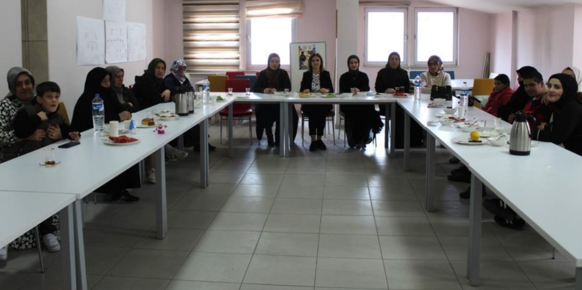 Bayburt’ta Otizmli Çocukların Annelerine Ergenlik Dönemi Eğitimi