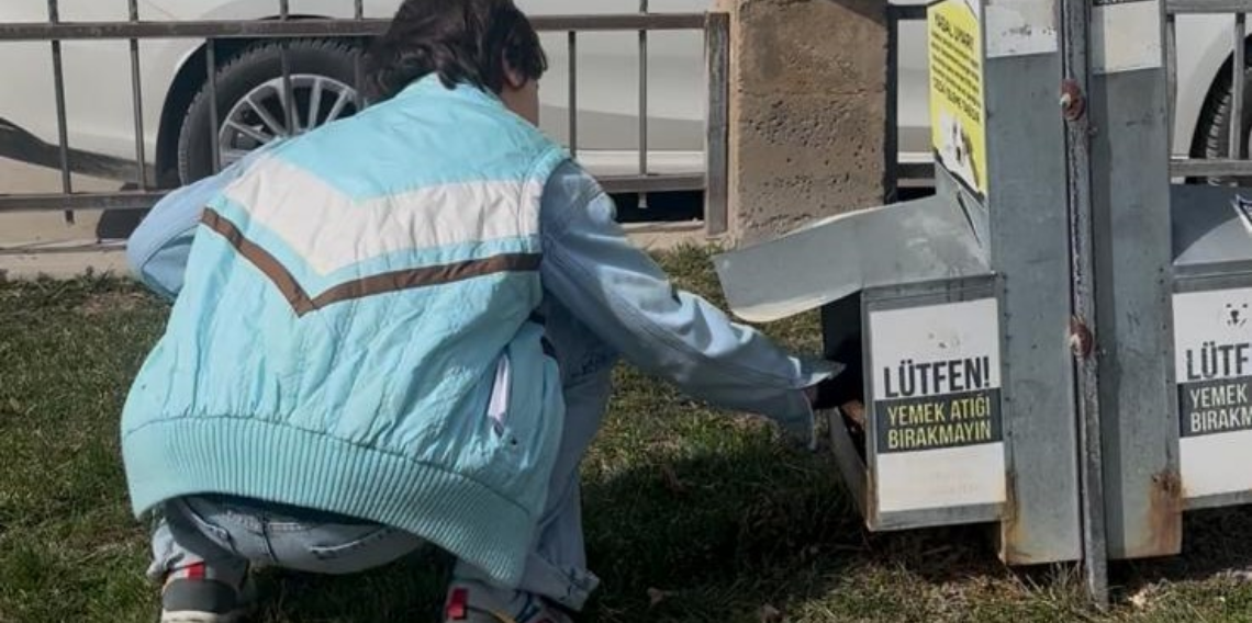 Bayburt’ta Otizm Farkındalığına Anlamlı Dokunuş, Öğrenciler Sokak Hayvanlarını Unutmadı