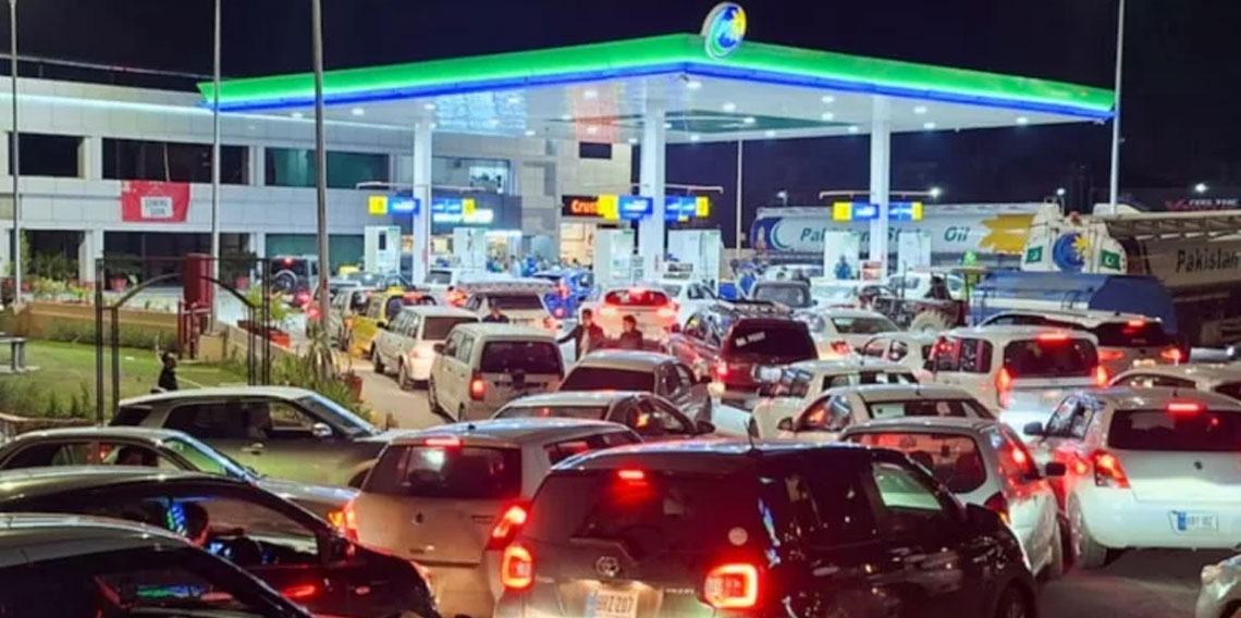Pakistan, benzin fiyatlarında yüzde 54'lük artışa 'bedava otobüsle' çözüm arıyor