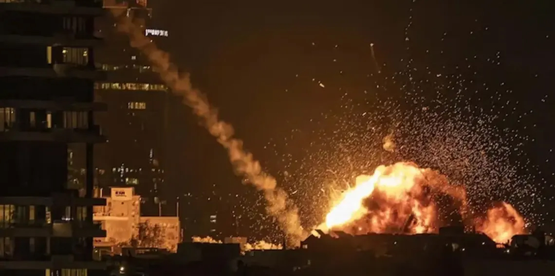 Dubai'de ABD şirketine enkaz parçaları isabet etti