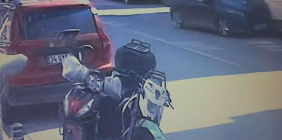 Otomobil park halindeki araca çarpıp takla attı