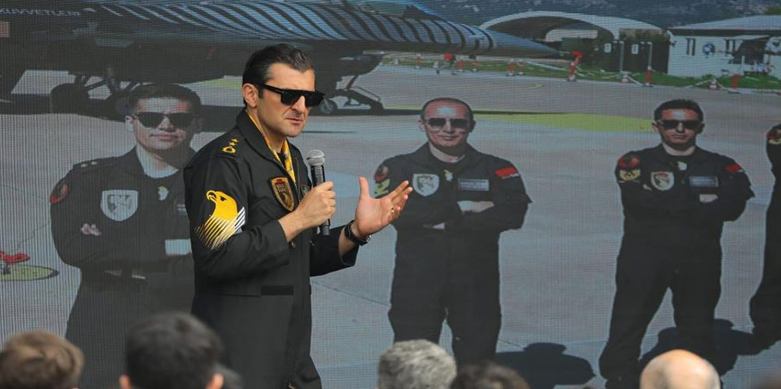 SOLOTÜRK pilotları İstanbul'da vatandaşlarla bir araya geldi