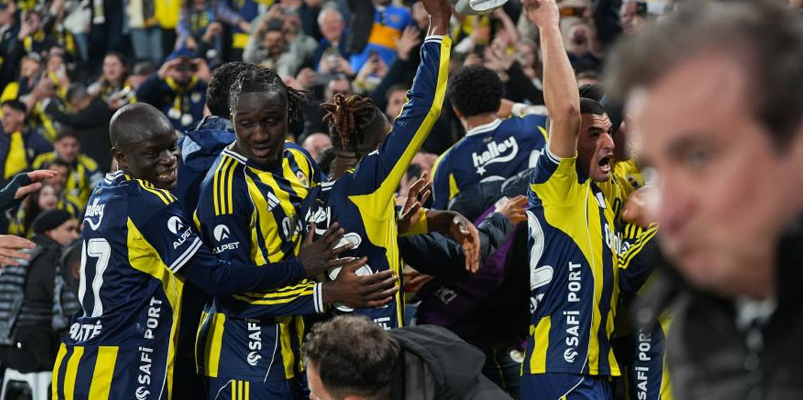 Fenerbahçeli futbolculardan derbi galibiyeti coşkusu