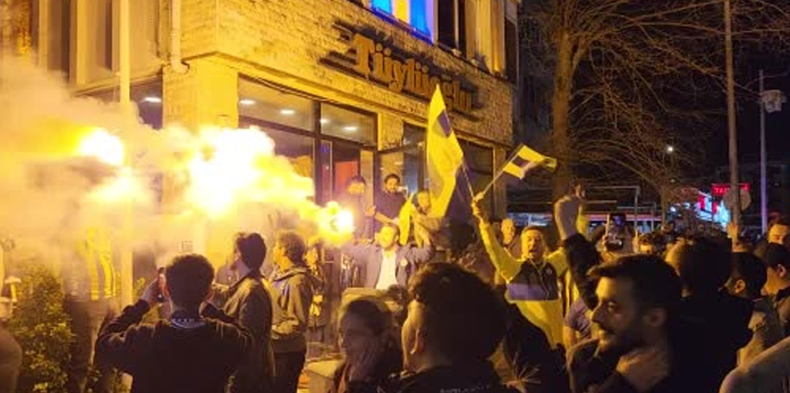 Fenerbahçeli taraftarlar, stat çevresinde derbi galibiyetini kutladı