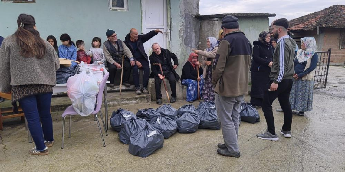 'Sessiz' mahalleye 3 kamyonluk yardım