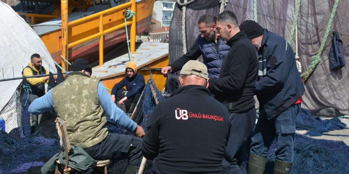 Karadenizli balıkçılar sezon sonunda ağlarını onarıyor