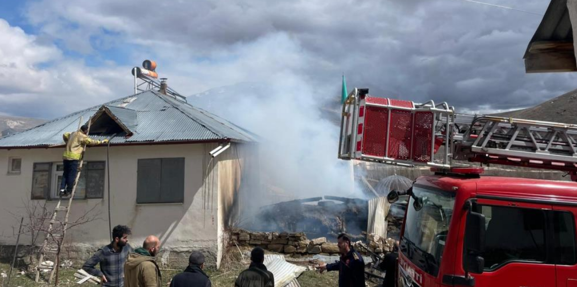 Ahırda çıkan yangın eve sıçramadan söndürüldü