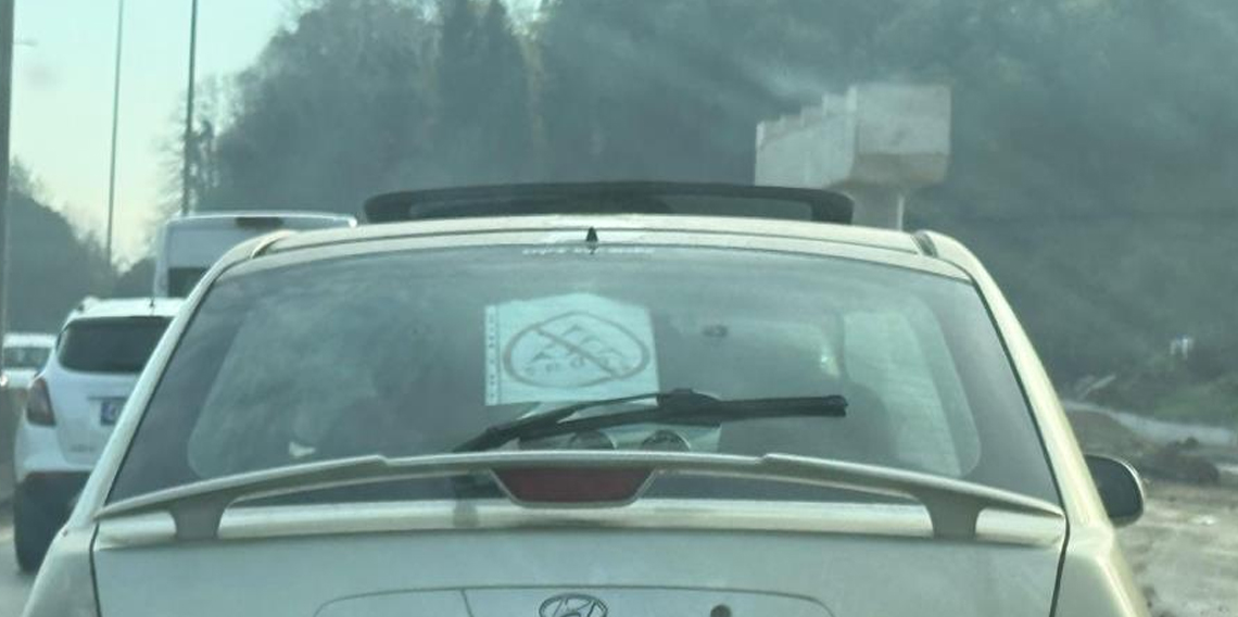 Elektrik şirketi bıktırınca tepkisini otomobilinin camına astığı özel tasarımlı afişle gösterdi