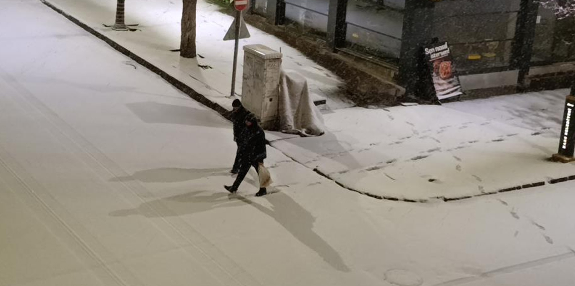 Kars’ta Nisan sürprizi: Şehir merkezi 5 dakikada beyaza büründü