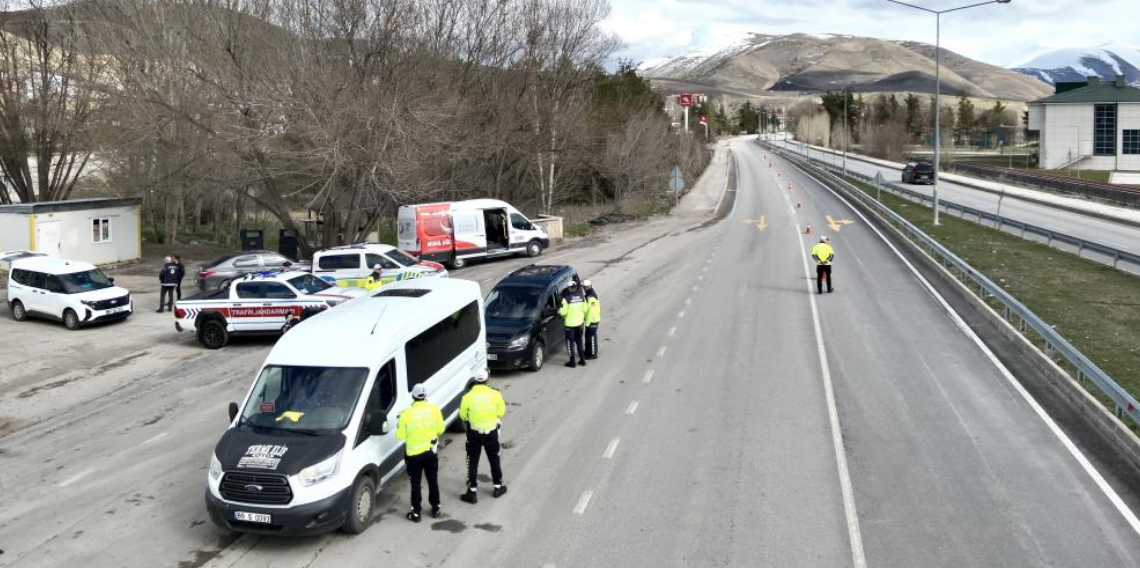 Bayburt'ta emniyet ve jandarmadan ortak trafik denetimi