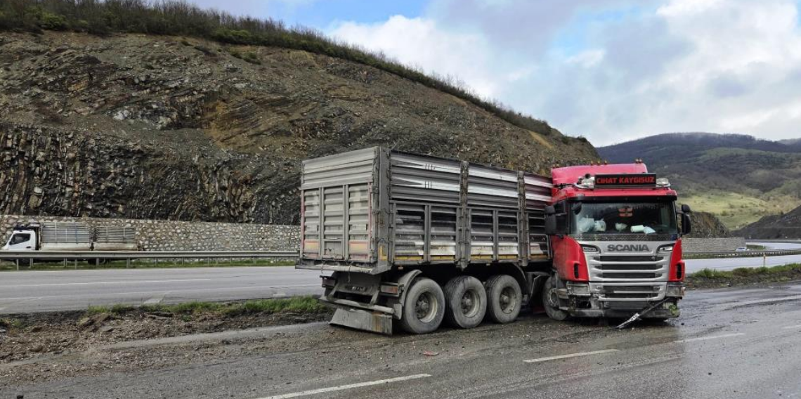 Tır makasladı: Sürücü yaralandı